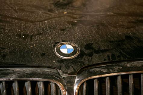 Teminė nuotrauka, rodanti BMW automobilį su akcentu į ratus