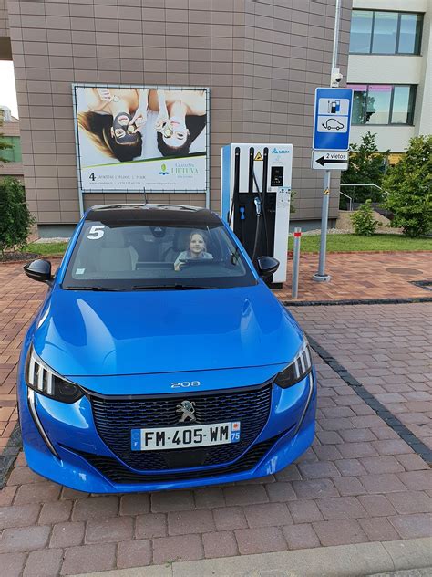 Teminis foto: Renault Zoe įkrovimo stotelėje