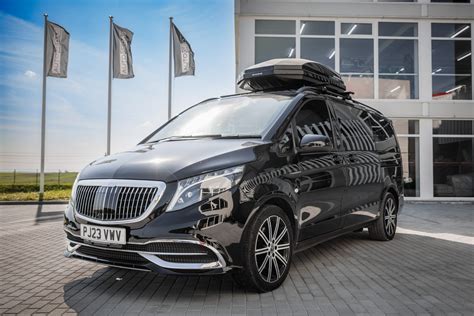 Nuotrauka, demonstruojanti Mercedes-Benz X166 interjero erdvumą ir centrinės konsolės dizainą.
