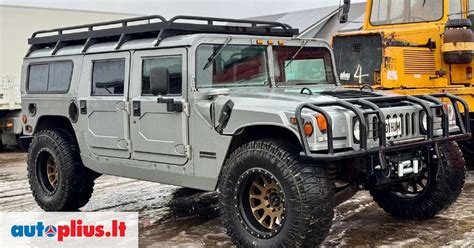 Visureigis „Hummer H1“ įveikiantis sudėtingą bekelės trasą su purvo ir vandens kliūtimis