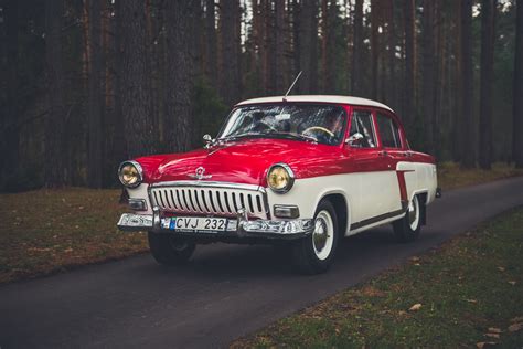 Antros kartos GAZ 21 „Volga“ su ryklio grotelėmis