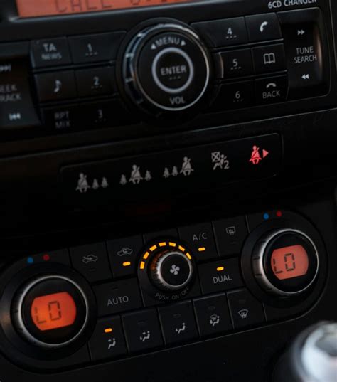 Imobilaizerio kontrolinės lemputės pavyzdžiai skirtingų markių automobilių prietaisų skydeliuose