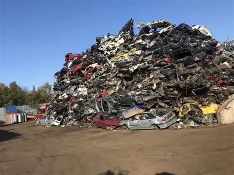 Teminė nuotrauka su senu automobiliu, atiduodamu į metalo laužą