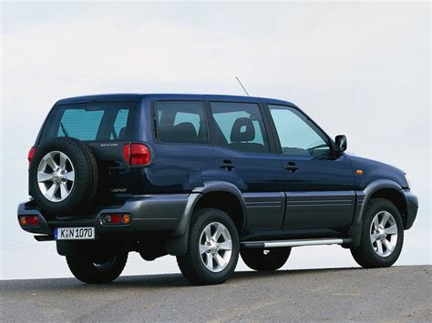 Nissan Terrano II 2.7 TDi Comfort visureigis gamtos fone, demonstruojantis kėbulo aukštį ir pravažumą