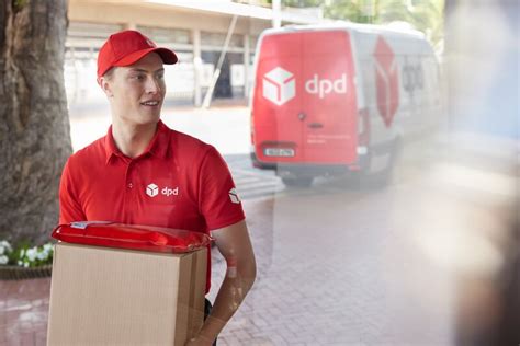 DPD kurjeris pristatantis siuntą su technine įranga