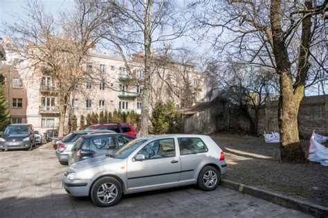 nuotrauka su apibendrinančiu vaizdu apie nenaudojamus automobilius kiemuose