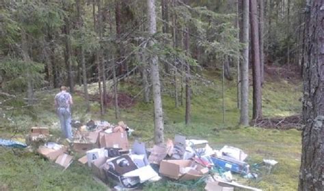 šiukšlių krūva miške - vizualus aplinkos taršos pavyzdys