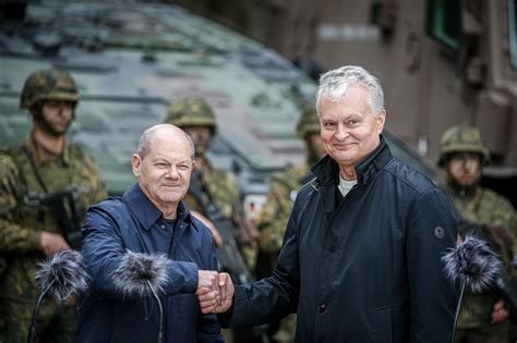 schema, demonstruojanti vulkanizacijos procesą, kurio metu „žalia“ guma susilieja su padangos paviršiumi