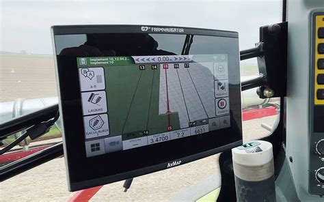 Vizualizacija, kaip Farmnavigator sistema valdo traktoriaus vairą, sekant numatytą maršrutą.