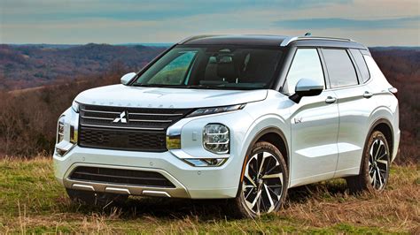 Mitsubishi Outlander PHEV automobilio išorės nuotrauka - hibridinis visureigis mieste