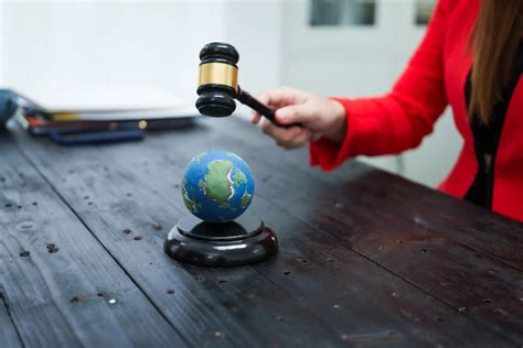 Infografika, iliustruojanti galimas baudas už tarptautinių sankcijų pažeidimus