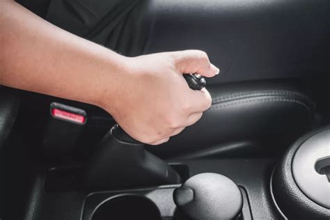 Suma su mygtuku vietoj tradicinės rankinio stabdžio svirties automobilyje