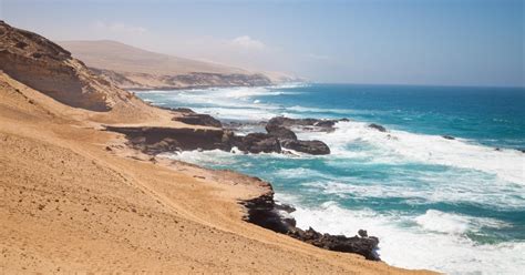 vaizdas į Džerbos salos pakrantę su tradicine architektūra