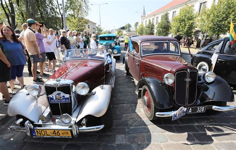 nuotrauka su įvairių klasių nuomojamais automobiliais