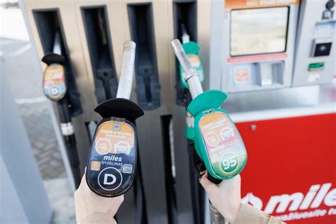 Schema: skirtingų automobilių kuro sistemų (dyzelinas vs benzinas su LPG) palyginimas.