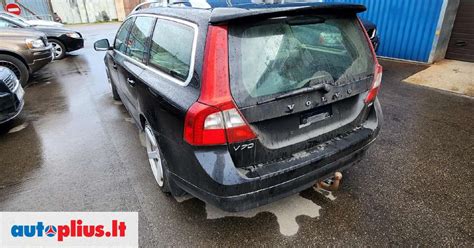 Nuotrauka su įvairiais ardymui paruoštais Volvo V70 automobiliais