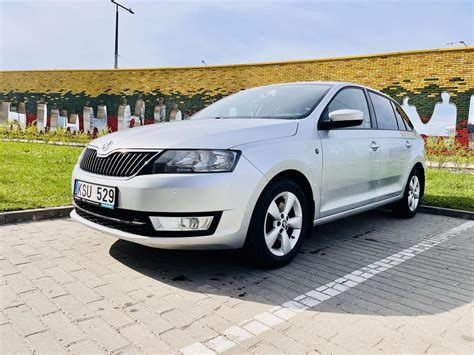 Škoda Rapid Spaceback automobilio nuotrauka iš priekio ir šono