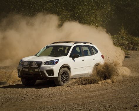 Subaru Forester su sumontuotu +35mm Ironman lift kit pakėlimo rinkiniu prieš ir po palyginimas