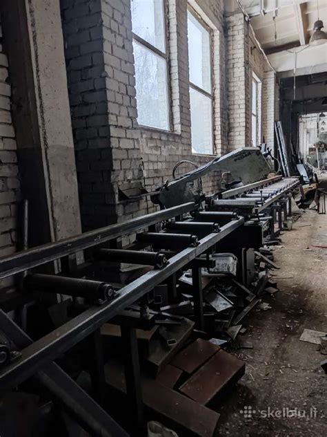 Gamyklos cecho vaizdas, iliustruojantis modernią metalo apdirbimo liniją priekabų gamybai.