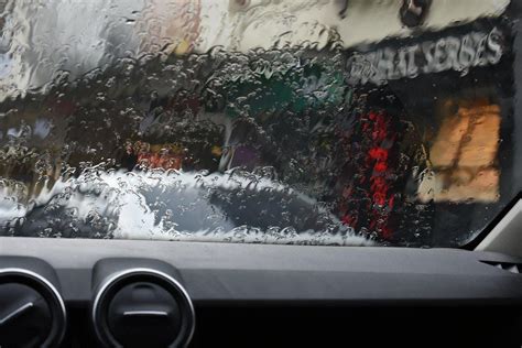 Nuotrauka su įskilusiu priekiniu automobilių stiklu