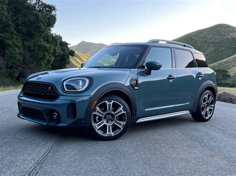 MINI Countryman visureigio eksterjero nuotrauka, išryškinanti jo dydį ir dizaino ypatybes