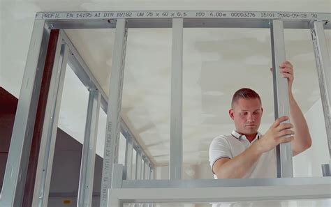 Techninis brėžinys, rodantis potinkinio rėmo montavimą gipso kartono sienoje