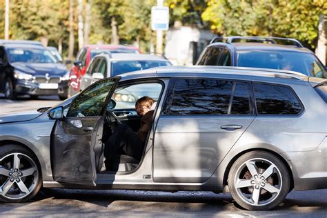 infografika: miesto visureigio (SUV) privalumų palyginimas su įprastu lengvuoju automobiliu (prošvaisa, sėdėsena, bagažinės erdvė)