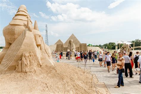 smėlio skulptūrų parkas su pasakų personažais ir laivais