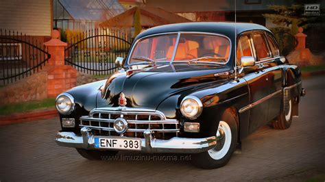 senovinis automobilis „Volga“ su atidarytu kapotu