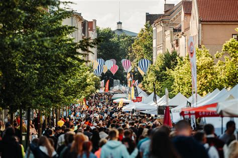 nuotrauka, vaizduojanti žmones, besidominčius mugės prekėmis Jūros šventėje