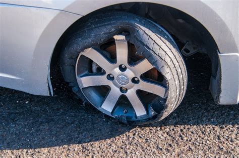 automobilio ratlankio su padanga vaizdas