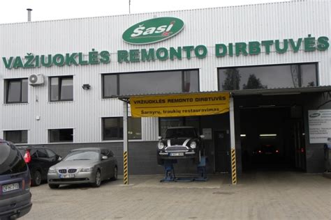Autoserviso meistrai atliekantys automobilio techninę diagnostiką