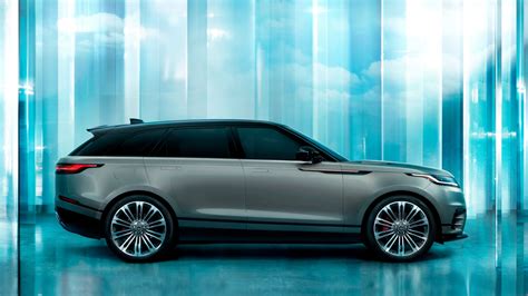 Vaizdas: naujas „Range Rover Velar“ automobilis iš priekio, demonstruojantis jo dinamišką dizainą