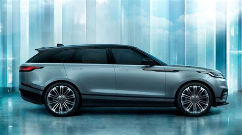 Vaizdas: „Range Rover Velar“ automobilio interjeras su dvigubais centriniais ekranais ir modernia apdaila