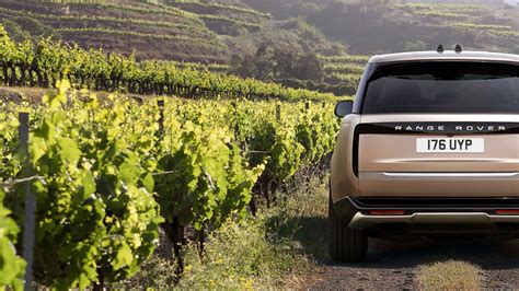 Vaizdas: „Range Rover Velar“ automobilis iš šono, demonstruojantis jo aptakų profilį ir įtraukiamas durų rankenas