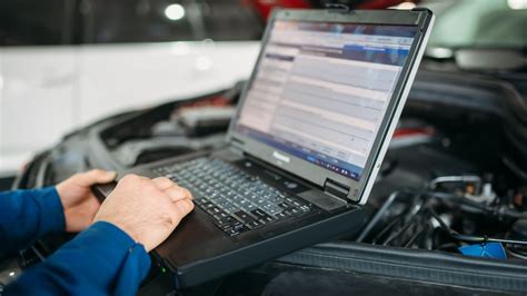 Nuotrauka: profesionali kompiuterinė diagnostika prijungta prie automobilio variklio valdymo bloko
