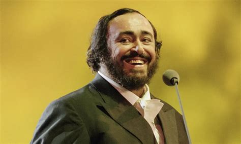 Nuotrauka: Luciano Pavarotti operos scenoje atliekantis savo garsiąją ariją.