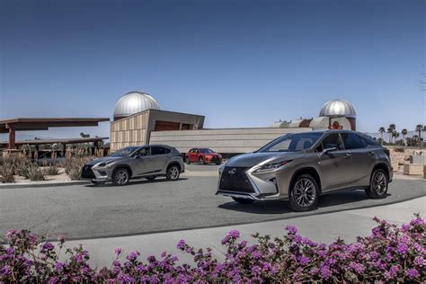 „Lexus“ prabangių visureigių serijos pristatymas gamtos fone