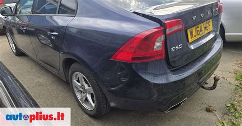 Vaizdas su įvairiais Volvo V70 ir S60 modeliais skirtingais kampais
