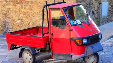 Schema, lyginanti itališką „Piaggio Ape“ ir sovietinį „Muravej“