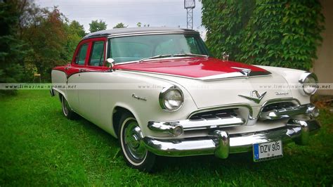 Senovinis automobilis lenktynių trasoje