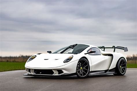 Šiuolaikinis sportinis automobilis su pažangiomis technologijomis