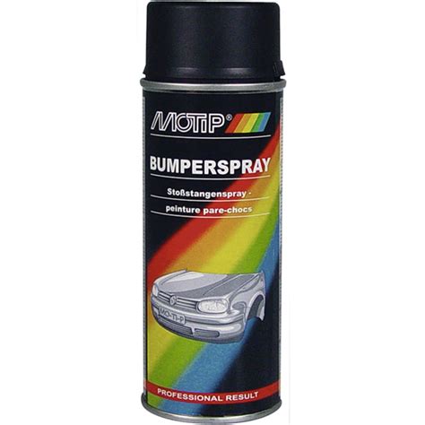 Motip BUMPERSPRAY 400ml flakono nuotrauka šalia automobilio bamperio, demonstruojanti matinę juodą tekstūrą