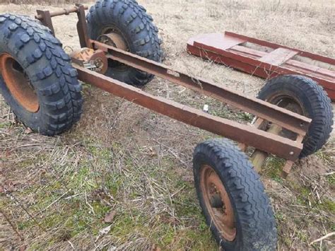 Ilustracija su įvairiomis priekabos dalimis ir jų priežiūros simboliais