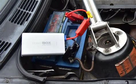 Teminis automobilio su išsikrovusiu akumuliatoriumi nuotrauka