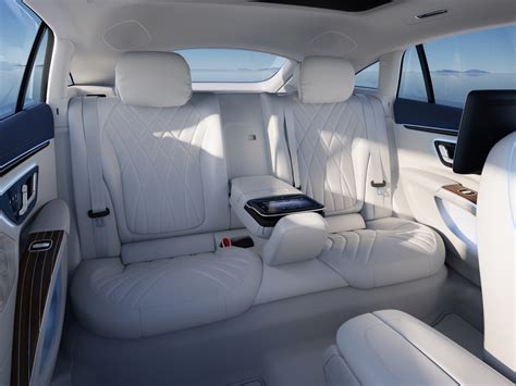 Mercedes-Benz CLS prabangus interjeras ir ergonomiška centrinė konsolė