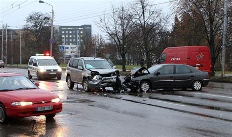 Automobilis ant slidaus kelio