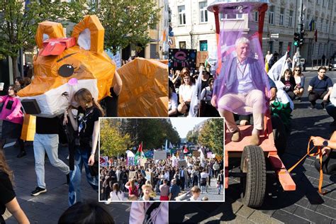 Šventinė Rugsėjo 1-osios ceremonija su mokiniais ir pasakų veikėjais