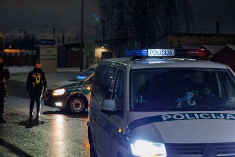 Tematinė nuotrauka: Policijos pareigūnai prie garažų, vykdantys paieškos operaciją