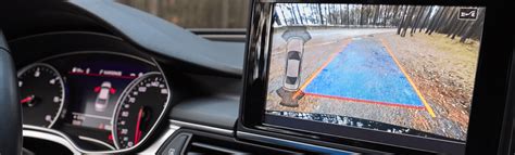 Nuotrauka, vaizduojanti profesionaliai sumontuotą parkavimo sistemos ekraną arba daviklius automobilyje.